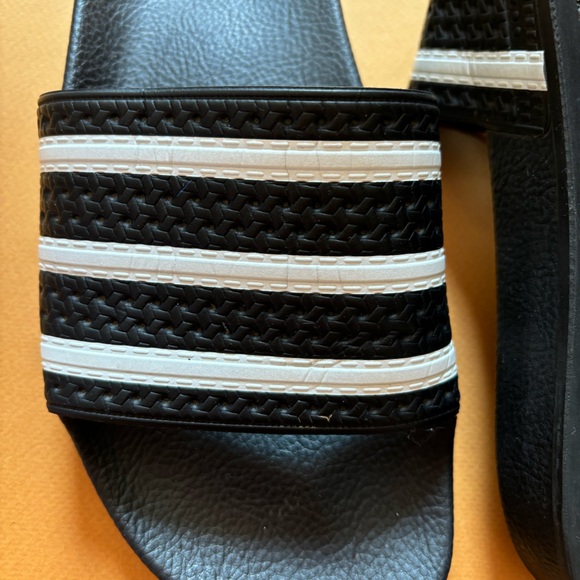 Adidas Adilette Slides - men’s 8/womens 10 - Picture 3 of 9